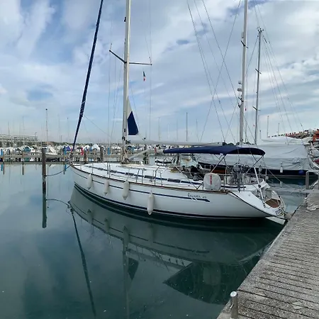 Hostel Emotional Experiences Sailing Boat *